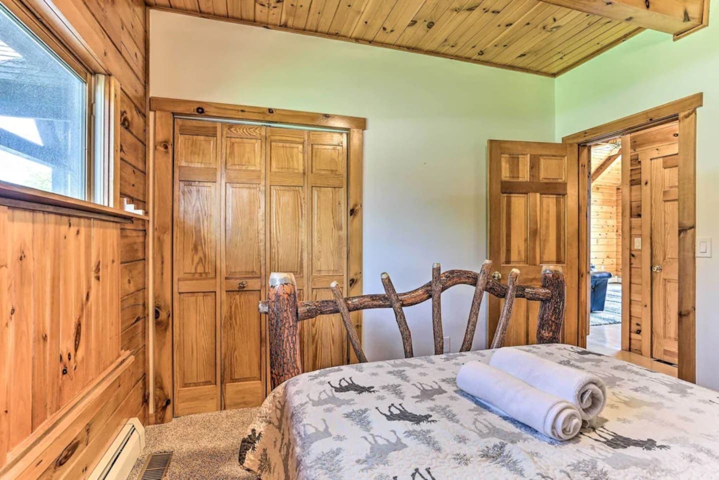 Dreamy Lakeview Log Cabin in Lake Ariel w/ Hot Tub