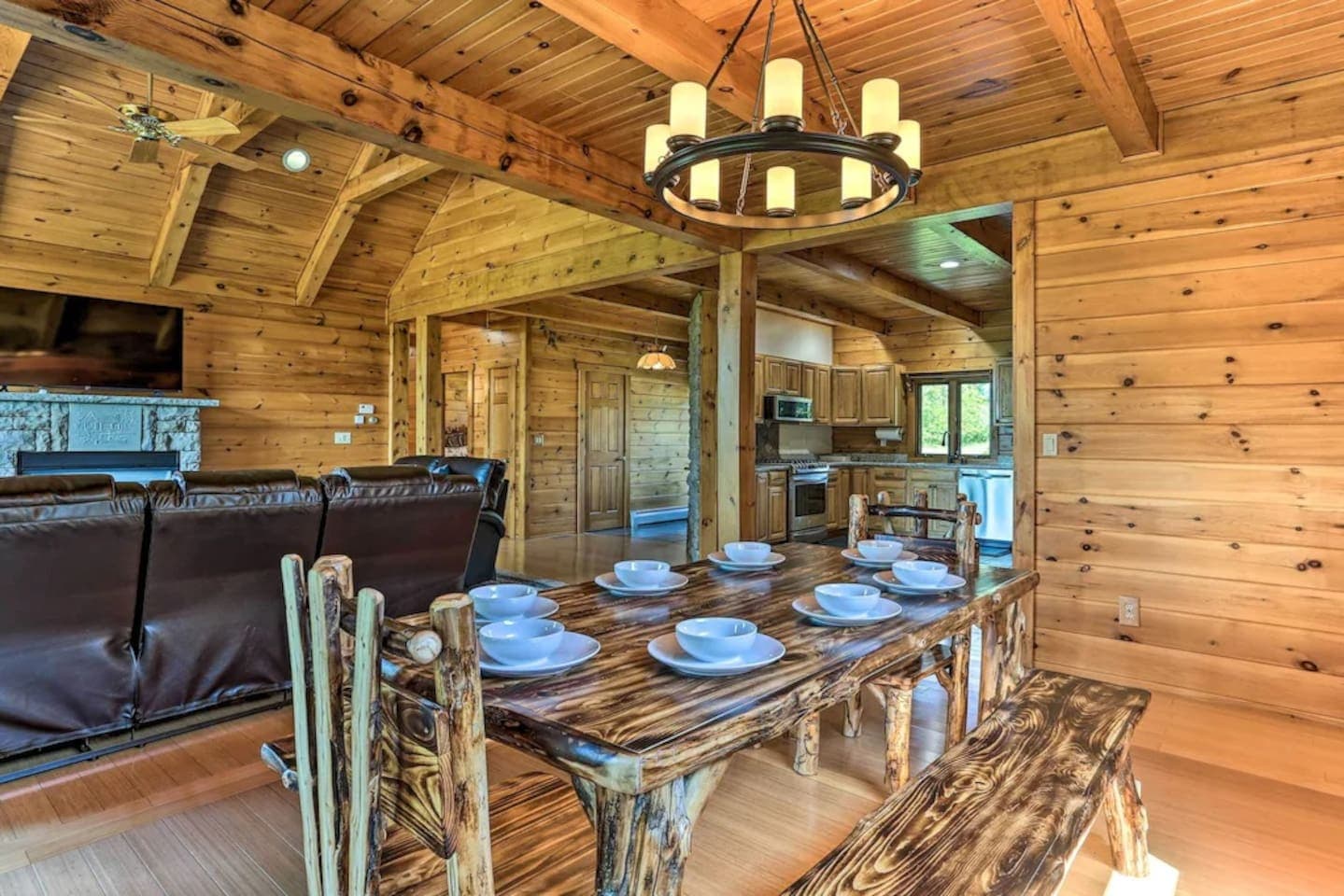 Dreamy Lakeview Log Cabin in Lake Ariel w/ Hot Tub