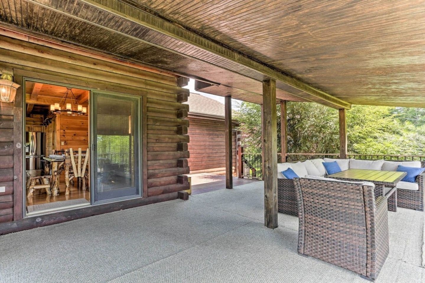 Dreamy Lakeview Log Cabin in Lake Ariel w/ Hot Tub