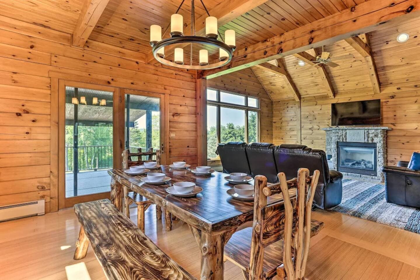 Dreamy Lakeview Log Cabin in Lake Ariel w/ Hot Tub