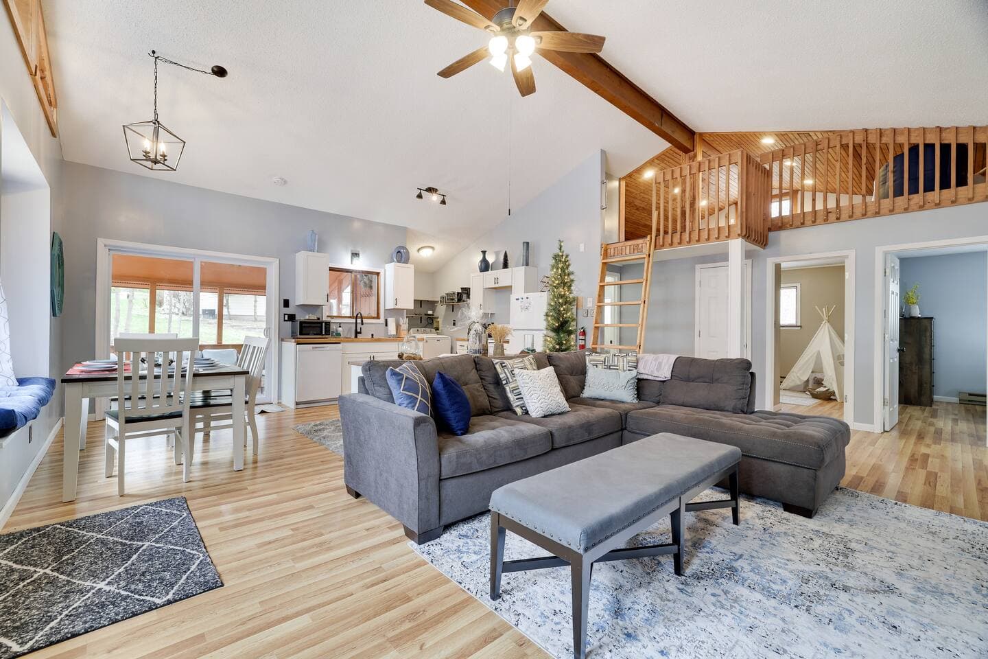 Saw Creek Pocono Cabin w/ Firepit Ski&Pools Access