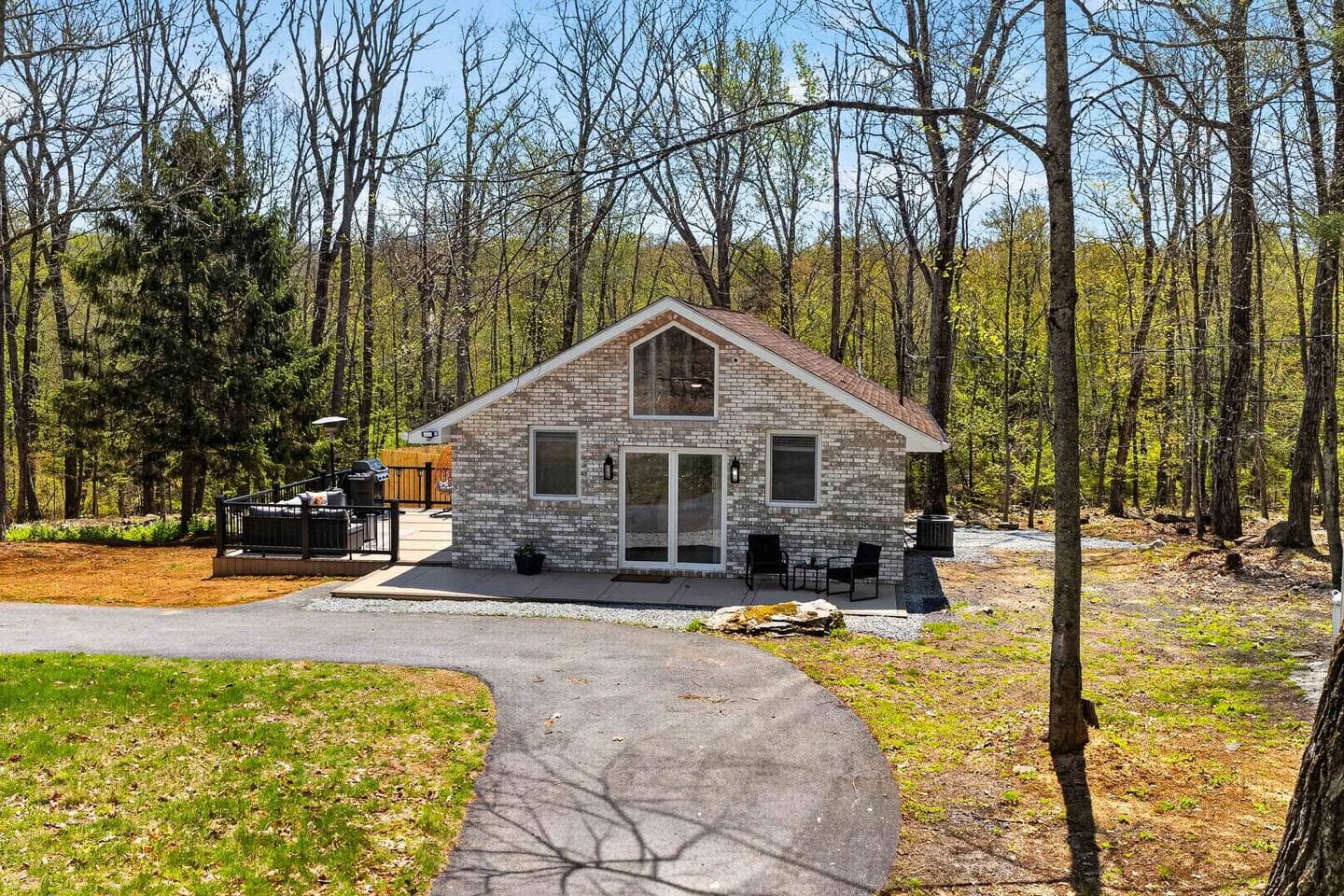 White Dove Pocono Cabin w/Hot tub near Falls