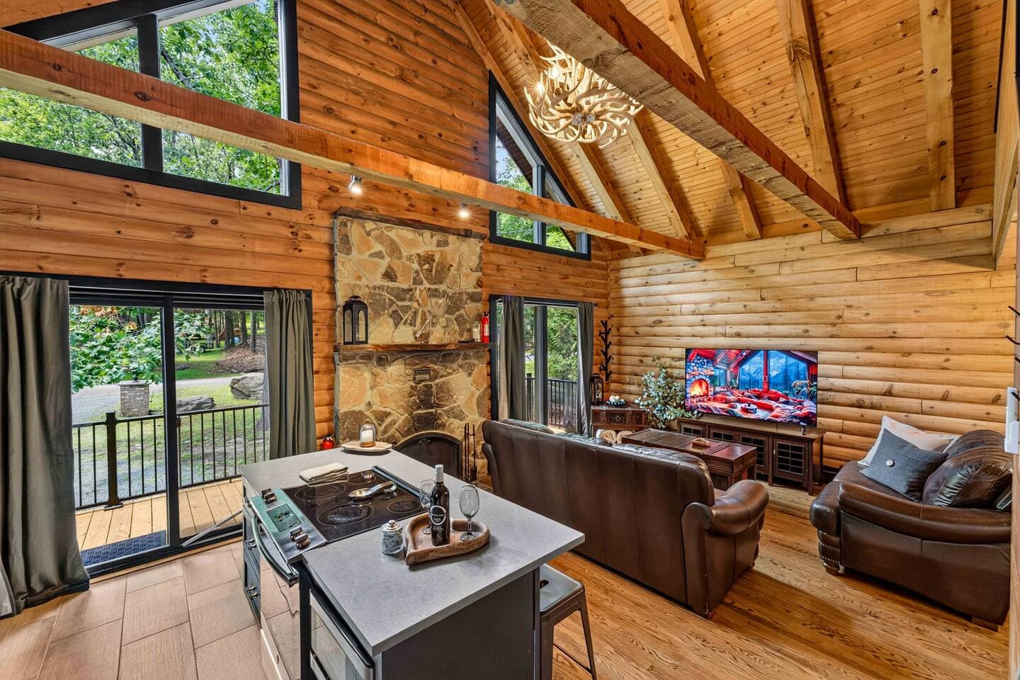 Modern Bushkill Log Cabin w/ Hot Tub & Game Room