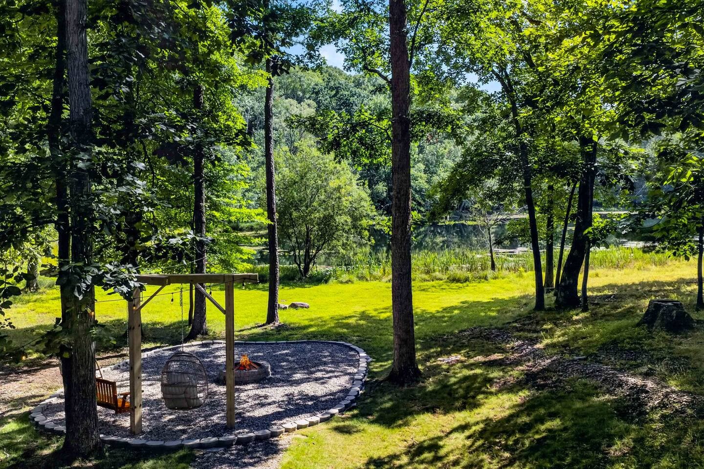 Lake Front Oasis Near Bushkill & Shawnee W Hot Tub